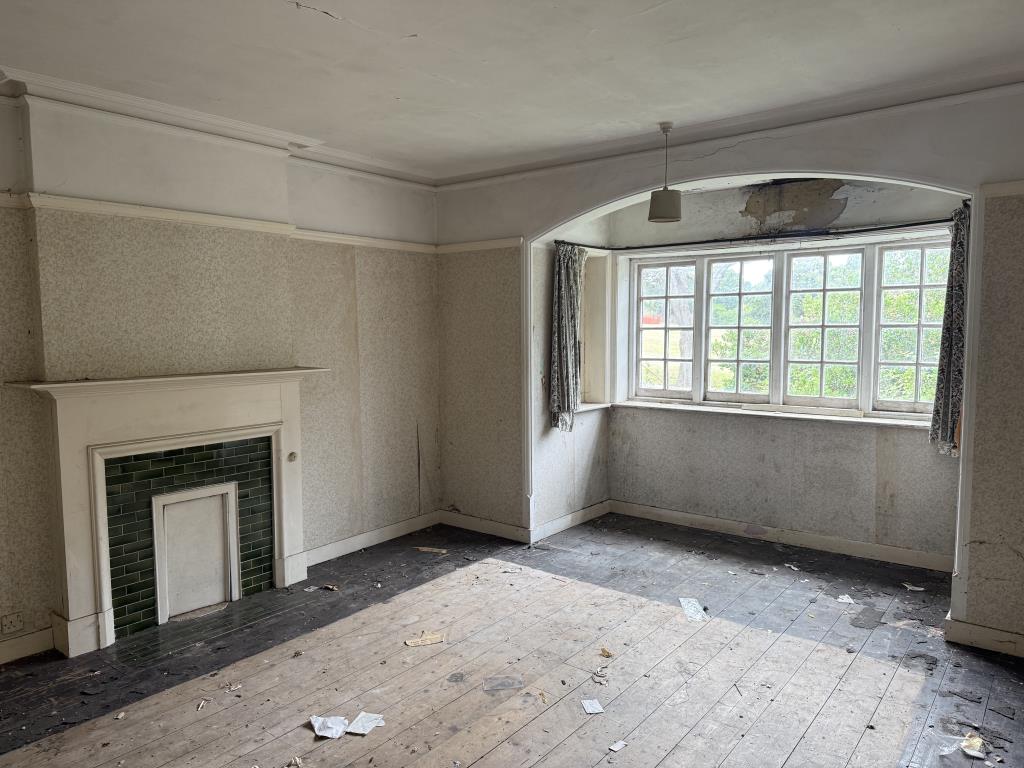 Lot: 113 - FOUR-BEDROOM DETACHED HOUSE ON PLOT OF 0.37 ACRES FOR IMPROVEMENT OR REDEVELOPMENT - Bedroom one with original features